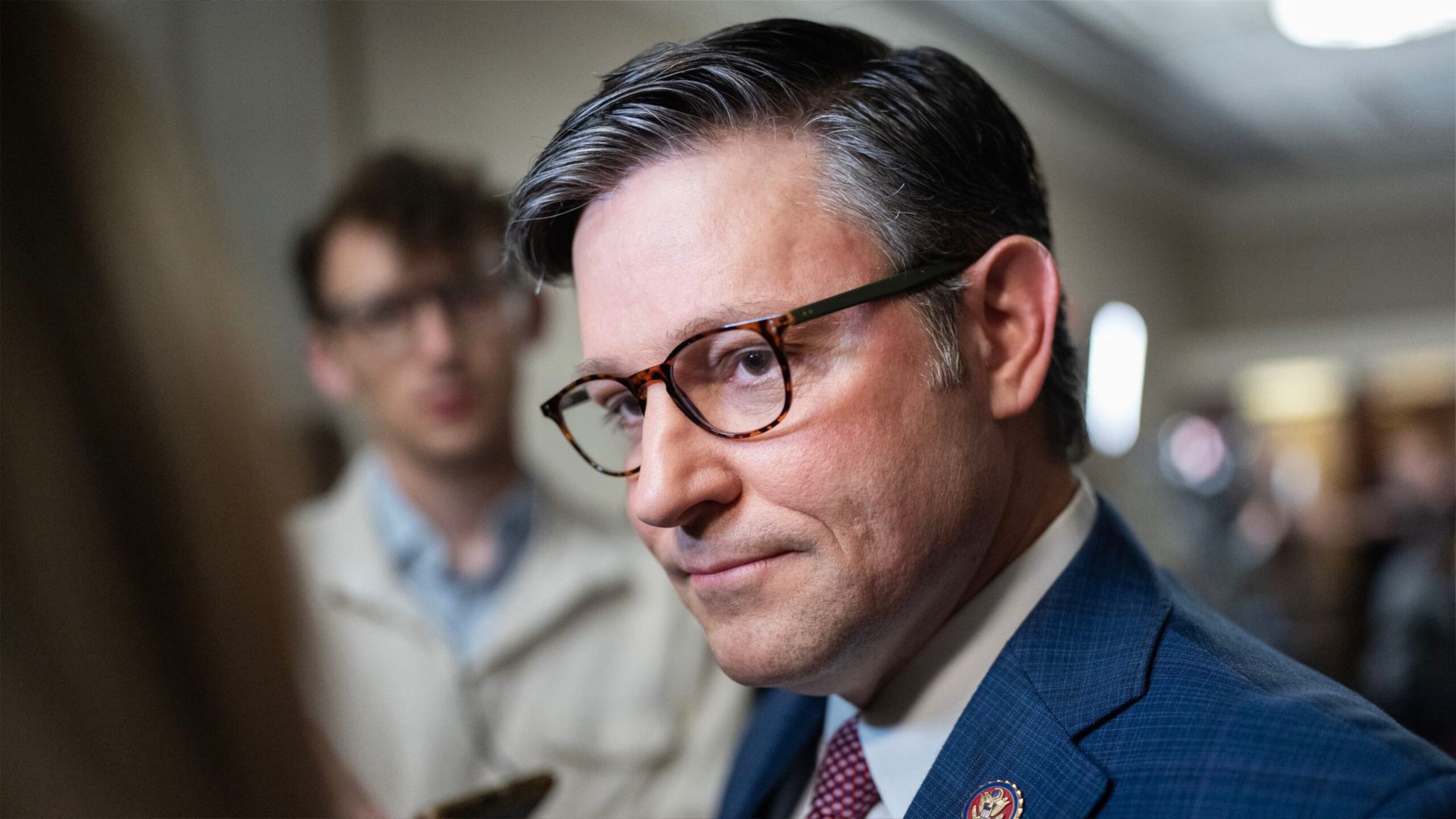 Speaker help. Оратор с микрофоном. Speaker help. Микрофон и зал. Человек говорит в микрофон.