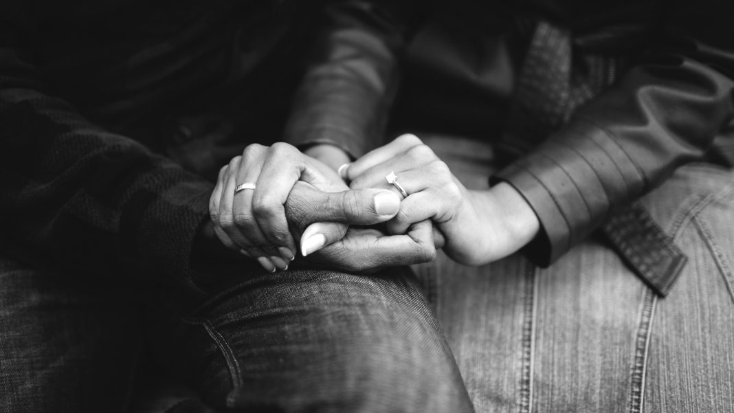 newcouple love hands holding hands hand holding t20 yqakbj 2