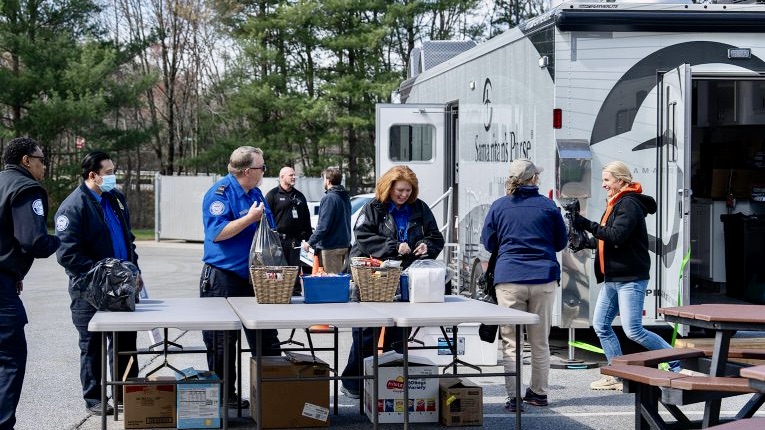 Samaritan’s Purse and BGEA Offer Free Lunches And Prayer For Federal ...