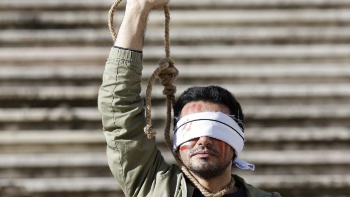 iran hanging 1 2