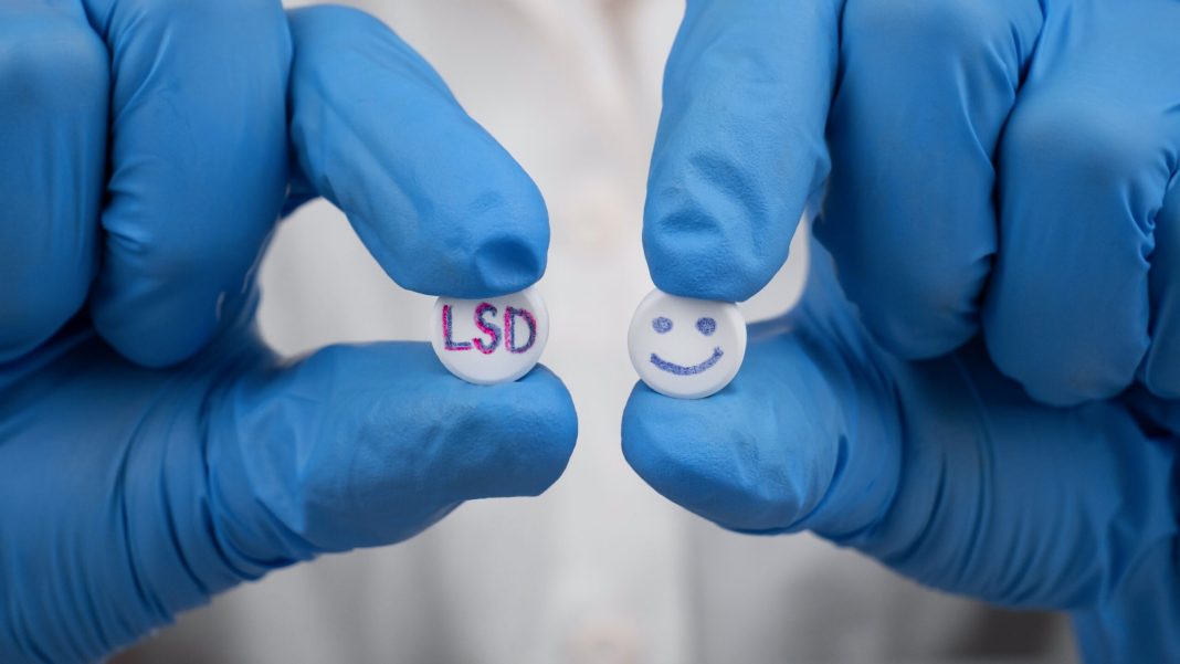 blue,and,red,lsd,pills,in,doctor,hands,,psychedelic,drug